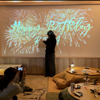特別な日を彩る大画面スクリーンとサプライズプレート♪
