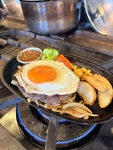 ハンバーグやステーキなどランチは1300円(税込)～ご用意あり！サラダやスープが付いたセットも人気☆