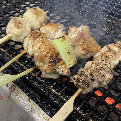 落ち着きのある半個室×炭火焼と厳選もつ鍋が自慢！