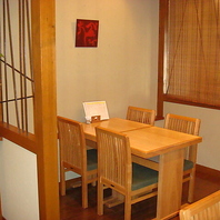 木の温もりに包まれた落ち着いた雰囲気！