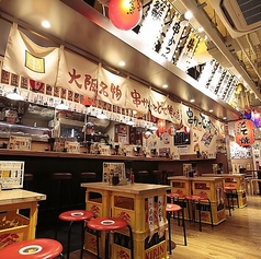 賑やかな雰囲気で居心地の良い店内にあるテーブル席。テーブル囲んでみんなで乾杯しましょう。楽しいひとときを。