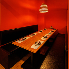 暖かい灯りの落ち着く空間のお席となっております！2名様からご利用頂けますので、ゆったりとお寛ぎください！