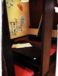 個室感のある落ち着いたお席でゆったりとお寛ぎ下さい。