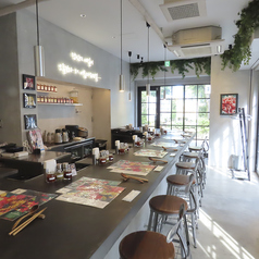 カウンターは13席ご用意しております。開放的な店内でお過ごしください♪