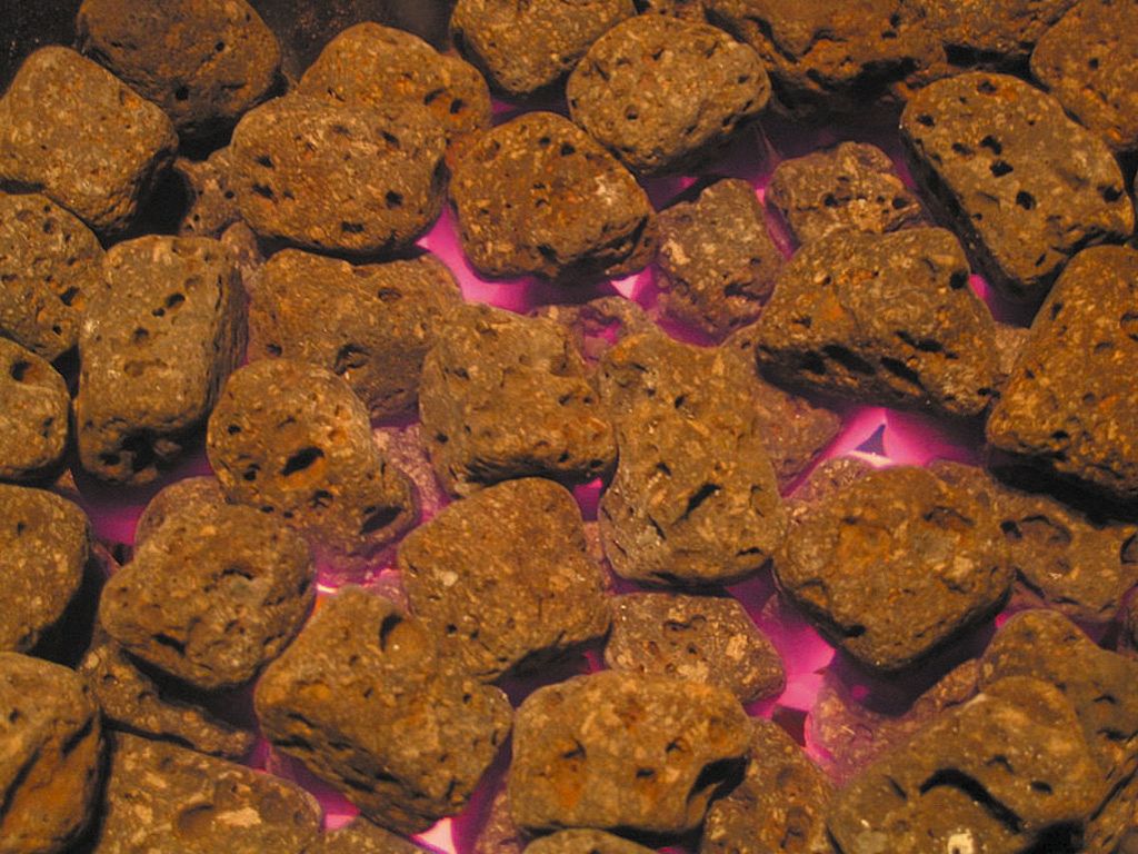 焼肉一丁のお肉によく合う溶岩で焼く【溶岩焼き】、遠赤外線効果でアミノ酸等が効率よく変化し美味に