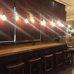 カウンター席も分煙しております。どなた様もご利用頂ける居心地の良い空間です。