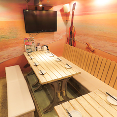 Soulmate Beachの個室は、8名から利用できるゆったり空間で、周りを気にせず楽しめるのが魅力。リゾート感あふれる店内の中でも特に落ち着いた雰囲気で、会社の飲み会や女子会にも最適です。広々とした設計で快適に過ごせるため、ゆっくり語りたい場面にもぴったり。特別感のある時間をお過ごしください。