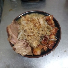 もつ焼ラーメン　醤油　豚有り