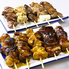 必ずご注文いただきたい当店の名物料理★大ぶりジューシー名物やきとん☆『盛り合わせ』の写真