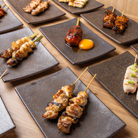 ふっくらジューシーな焼き鳥や野菜巻きをどうぞ！