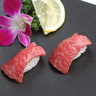 肉寿司やユッケをはじめとした逸品料理も人気！