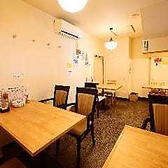 様々なシーンに対応したテーブル席をご用意しています。友人との食事や家族での団らんにも最適な空間です。また全席喫煙可能なため、お煙草を吸いながらゆったりとお食事をお楽しみいただけます。ぜひご利用ください。