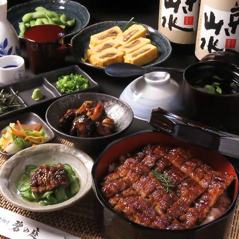 厳選された青鰻を炭火でパリッと焼き上げる関西風！老舗の味をモダンな空間で堪能◎