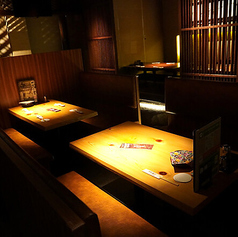 和の風情が漂うこの店内は、心が落ち着く空間が魅力です。壁の質感が、訪れる人々を柔らかく迎え入れます。テーブル席は3名様から利用可能で、リラックスした雰囲気で会話を楽しむのに最適です。お席の指定は行っていませんが、どの席でも心温まる時間を過ごせます。新たな出会いや思い出を、ぜひここで作ってみませんか♪