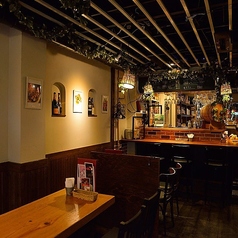 【テーブル席：24名様】大規模宴会に！人数に合わせてレイアウト可能なお席。入口近くのテーブルレイアウトを変更すると、最大24名様までご利用可能な空間に。100インチの大型スクリーンやプロジェクターを完備しており、映像を使うお集まりやスポーツ観戦など、大人数でのお集まりにも最適です。