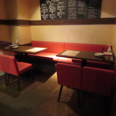 落ち着いた雰囲気でリラックスできる空間です。ゆったりとした間隔で椅子も配置されており、友人や大切な方との会話を楽しむのに最適です。おしゃれなインテリアが彩りを添え、食事をさらに引き立てます。お好きなドリンクを片手に、心地よいひとときをお過ごしください♪