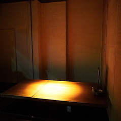 自然の素材を使用した掘りごたつ席は、リラックスしたいときにぴったり。自然の素材感が感じられる空間です。最大20名までの利用が可能で、大人数の集まりに最適です。ただし、10名以上のご予約はお電話でのみ承りますので、事前にご連絡をお願いします。みんなで和の美しさを感じる特別なひとときをぜひお楽しみください♪