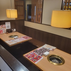 最大8名様が入れる半個室のテーブル席がございます。4名×2席