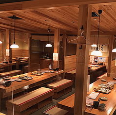 木の温もりがあふれる店内は、居心地の良さを追求した落ち着いた雰囲気が漂います。お一人様で気軽に過ごせるカウンター席のほか、グループでのお食事に最適なテーブル席もご用意。日常の喧騒を忘れ、ゆったりとした時間をお過ごしいただけます。