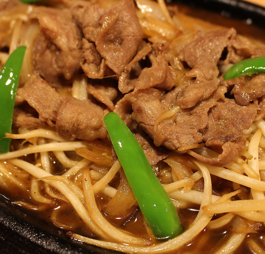 生ラムジンギスカン　北海道に来たらこれは食べなきゃ！卓上でお好きな加減でお召し上がりください。