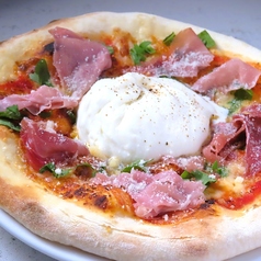 生ハム、ルッコラセルバチコ、ブッラータチーズのピッツァ