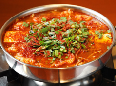辛さの中にコクと旨味を感じる味わいに仕上げました。