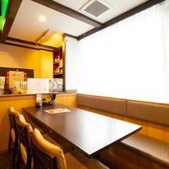 広々とした空間に配置されたテーブル席は、会社の同僚とのカジュアルな食事から友人との会食まで幅広くご利用いただけます。席幅が広く設計されているため、ゆったりと快適にお食事をお楽しみいただけます。