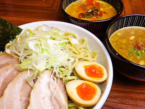 太麺、細麺ともに自家製麺で歯応えもちもち＆のどごしつるつる。なかもずの人気店。