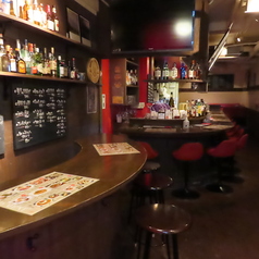 心地よい雰囲気の中でおしゃれなインテリアが魅力です。バーテンダーやシェフとの距離が近く、目の前で調理される様子を楽しむことができます。お一人様でも気軽に立ち寄れる空間で、友人との会話をお楽しみいただけます。特別なひとときを過ごすのに最適です☆