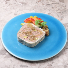 素材の旨味を活かした、香ばしい焼き目と彩り豊かな盛り付けのビストロ料理の写真