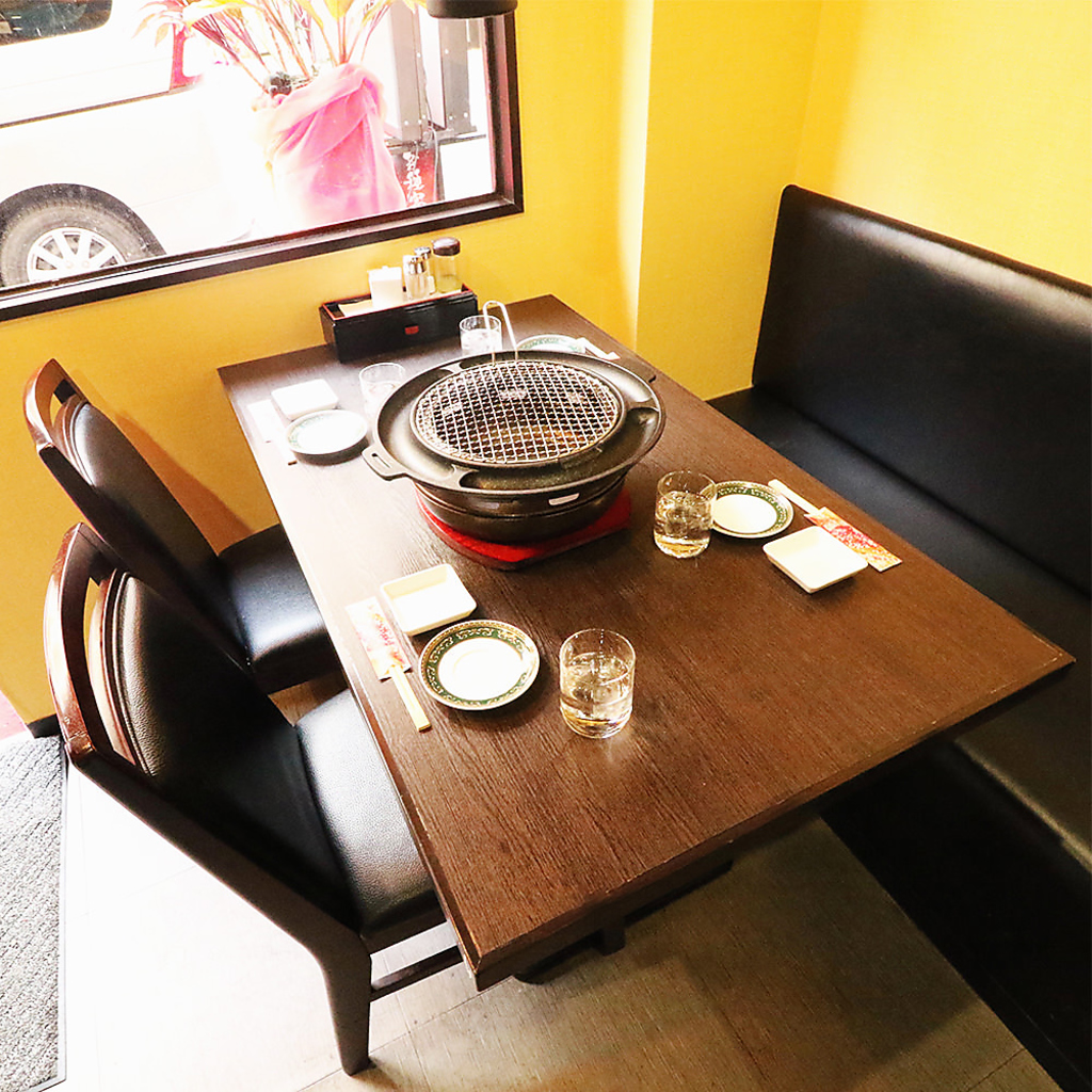 お席は2名様よりご案内可能となっております！デートやご友人様とのお食事にご利用くださいませ！