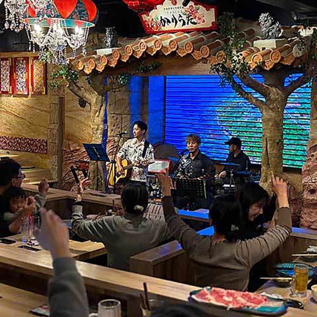 三線バンドLIVEのラストでは、沖縄の伝統的な踊り「カチャーシー」でお客様と一緒に盛り上がります♪