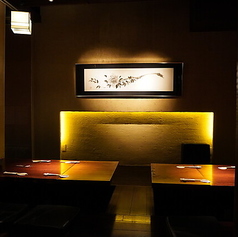 自然素材の温もりが感じられるインテリアが魅力の空間。和のテイストを大切にした店内では、心地よい時間が広がっています。掘りごたつ式のお座敷は、少人数から大人数まで対応可能で、特別な集まりにも最適です！ただ、10名以上の予約にはお電話でのご連絡が必要ですので、お忘れなく♪特別なひとときをお楽しみください♪