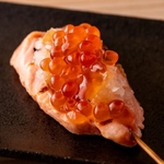 こだわりの定番の串から、変わり種まで。１本１本丁寧に焼き上げております。本格備長炭で焼く焼き鳥