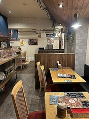 デートや少人数でのカフェタイムにぴったりな、コンパクトで心地よいテーブル席です。程よい距離感で会話が弾みやすく、ゆったりと美味しい料理やお酒を味わいながら特別なプライベート時間を過ごしていただけます。