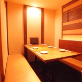 大人気の個室席は会社関係や女子会、ご友人となど様々なシーンでお使いいただける落ち着いたお部屋となっております。4名様～最大12名様まで対応可能ですのでお気軽にお申し付けください♪大人気のお部屋となっておりますので早い者勝ち！