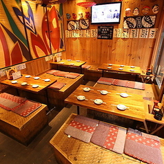 【貸切にも◎】歌舞伎をイメージしたこだわりの和モダン空間★お座敷風のテーブル席となっているので、居心地の良い雰囲気の中、リラックスしながらお食事をお楽しみいただけます！また座敷風テーブル席はご宴会にも最適◎最大40名様までの大型宴会にも対応いたします！是非お気軽にお店までご相談ください♪