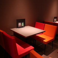 ふかふかのソファーでリラックスしながらお酒と会話を満喫。少人数からグループまで、くつろぎ重視の方におすすめのラウンジ風スペース。