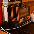 【カラオケ完備でワイワイ歌おう♪】店内にはカラオケ設備をご用意しております！美味しいお酒を飲みながら、お好きな曲を歌って楽しい時間をお過ごしいただけます。グループでの飲み会や、二次会・三次会でのご利用に大人気◎貸切パーティーの際にも大活躍間違いなしです。朝までみんなで盛り上がりましょう！