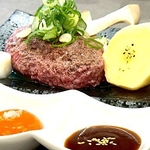 黒毛和牛100％の贅沢なハンバーグを、自分好みの焼き加減で。肉汁溢れる熱々を鉄板で楽しむ贅沢体験