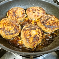 じっくり丁寧に焼き上げる県産牛のハンバーグ