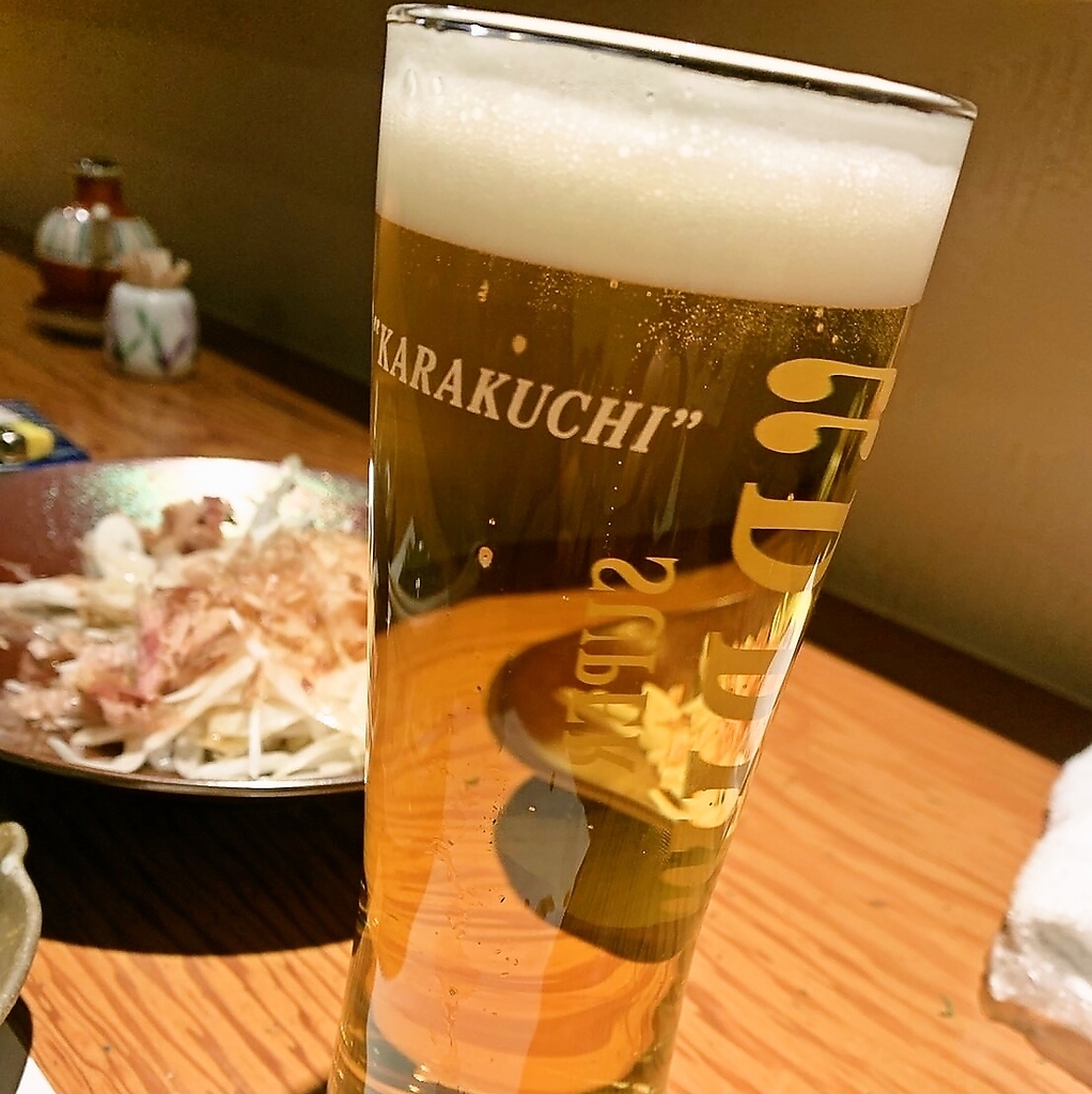 お仕事帰りにお疲れ様の一杯♪ビールはもちろん、日本酒や焼酎なども種類豊富に取り揃えております。