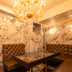 【全面磁器タイルの高級感漂う広々個室】3名様よりご利用可能です。