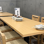 落ち着いた雰囲気のテーブル席。ご友人とのお食事、会社の飲み会など、様々なシーンでご利用ください