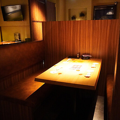 ここは、心が和む和の空間です。自然の素材をふんだんに取り入れた店内は、まるで日本の風景にいるかのような心地よさ。テーブル席は3名様からご利用いただけ、気軽に集まることができます。お席の指定は受け付けていないため、どこでもリラックスした雰囲気を楽しめます。友人や大切な人との会話を楽しんでみてください！