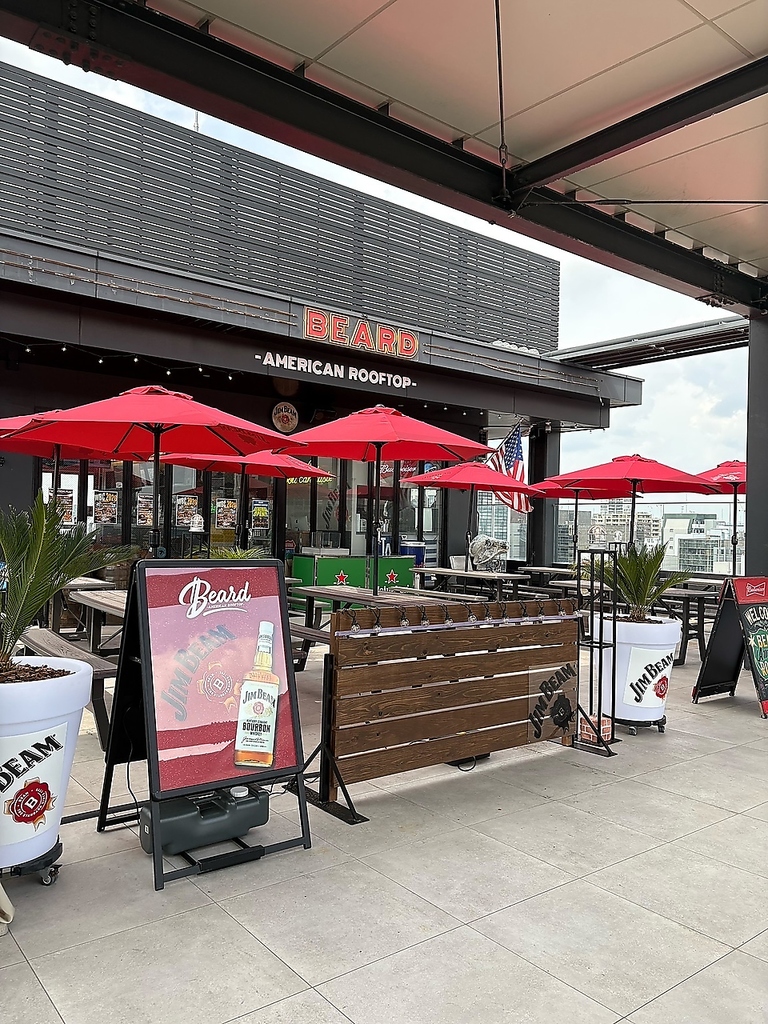 お店の前の人気のテラス席はいつでもアメリカンな気分を気軽にお楽しみいただけます。BBQもどうぞ♪