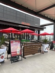 お店の前の人気のテラス席はいつでもアメリカンな気分を気軽にお楽しみいただけます。BBQもどうぞ♪