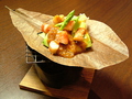 料理メニュー写真 海老と加賀野菜の朴葉焼