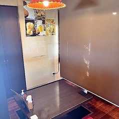 脚を伸ばしてゆったりと…長時間座っても疲れない掘り炬燵席は人気です！当店自慢のお料理と合せてじっくりご堪能ください♪