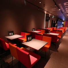 友人や仲間とゆったり語らうのにぴったりなテーブル席。ドリンクを片手にダーツ観戦や会話を楽しめる、カジュアルで居心地の良い空間です。